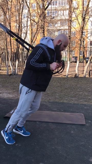 Фронтальные приседания TRX