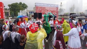 Танцы на народном празднике Гербер у фонтана Каменный цветок, ВВЦ
