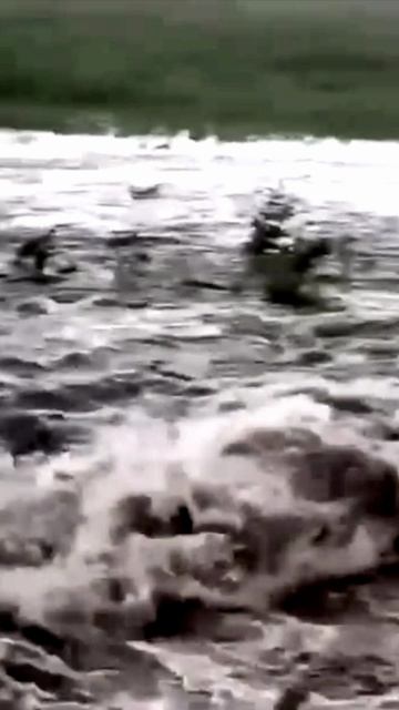 Потоком воды размыло дорогу в Челябинской области