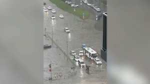 Петербург приходит в себя после мощного ливня с градом.