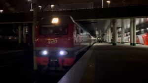 Электровоз ЭП2К-159 с пасс.поездом на Ладожском вокзале, апрель 2022 года