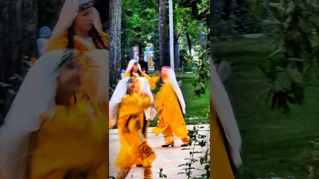 Таджикистан. Душанбе. Невероятные национальные танцы от юных звезд в парке Айни на Дне культуры смотреть онлайн