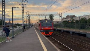 «Гудящий без посадки!» Электропоезд «Кософар» ЭД4М-0462 на пл.Проспект Славы, июнь 2026 года