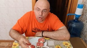 Мукбанг. Бутерброды с плавленым сыром и колбасой и кофе. Подвиг мальчишки.