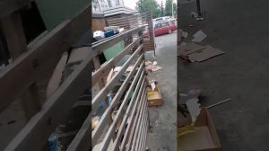 Я впервые помогаю убирать коробки водителю мусоровоза на территории продуктового рынка!