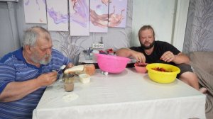 Папа вкусно завтракает Перебираю клубнику на варенье ПОДВАЛ ИЛЬИЧА утро в Сибири
