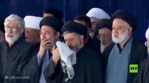أبناء خامنئي يشاركون في صلاة الجنازة على والدهم بمصلى طهران