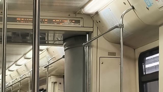 В поезде ﹤﹤Русич﹥﹥ на Сокольнической линии в первом вагоне сломалось табло. смотреть онлайн