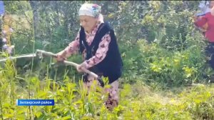 В деревне Юмагужино 91-летняя местная жительница провела мастер-класс по кошению травы