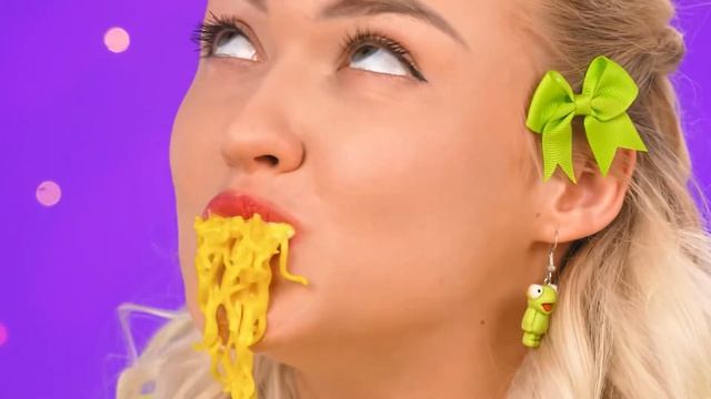 Богатые против разоренных против Giga Rich Food Challenge #Смешная кухонная война от TeenDO Challen смотреть онлайн