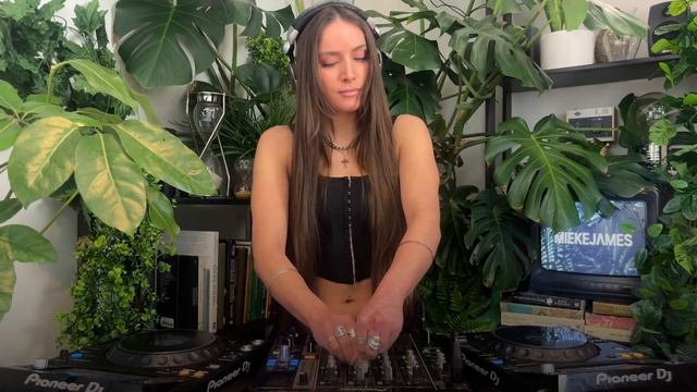 MiekeJames - Explorer Anjunadeep, Bedrock, Meanwhile смотреть онлайн