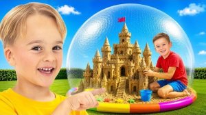 Дети строят большой игровой дворец и учатся делиться игрушками. Познавательные истории для детей