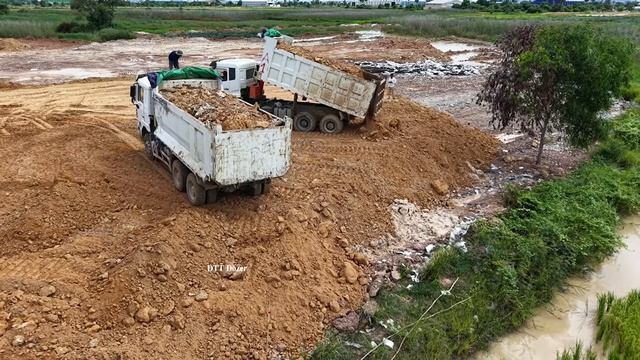 Pushes During Rain PowerFul Bulldozer DH17C2 Pushes Processing Landfill Pour Soil into Flooded Land смотреть онлайн