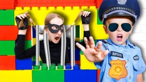 Никита и мама играют в полицейских