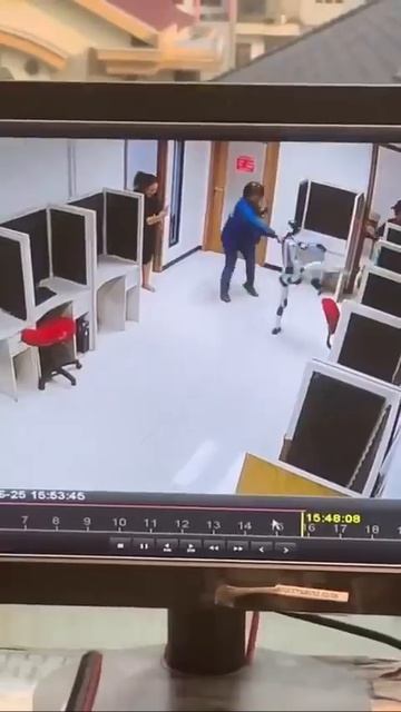 В Китае робот напал на людей. смотреть онлайн
