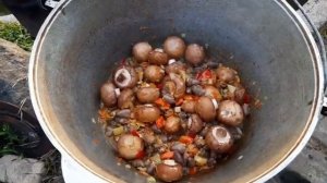 Готовим жаркое из куриных сердечек в казане
