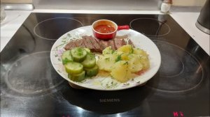 Малосольные огурчики с отварной картошечкой с укропом и маслом! Объедение:)