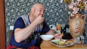 Мукбанг. Бичпакет ролтон с соусом и вчерашний шашлык. Фрукты.