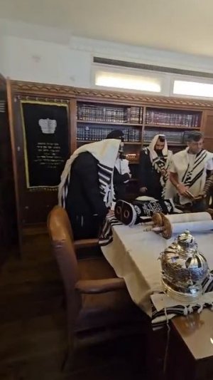 Машпия Р. Элазар-Мордехай Гроссман в здании 770 в иерусалимском районе Рамат-Шломо