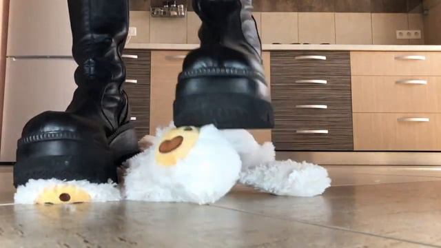 Pea vs. Teddy Bear! Platform Boots Crushing Toys! Oddly Satisfying! ASMR смотреть онлайн