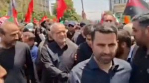 بلباس أسود .. بزشكيان يشارك وسط الحشود في تشييع خامنئي بطهران
