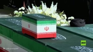 لقطات مؤثرة لوالد الطفلة زهراء حفيدة المرشد الإيراني الراحل وهو يودع جثمانها