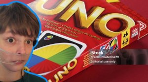 Кото плей играет в UNO