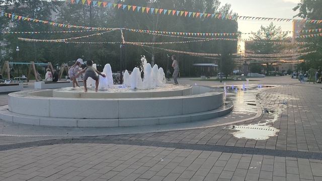 Вечером в парке у фонтана / Достопримечательности города Дубна