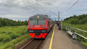 «Первая электричка!» Электропоезд «Кософар» ЭД4М-0412 на пл.Дудоровская и Пр.Славы, июнь 2026 года