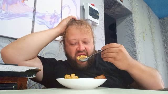 Вкусно кушаю кашу с котлетой Строю теплицу Повседневная жизнь ПОДВАЛ ИЛЬИЧА Сад и огород смотреть онлайн