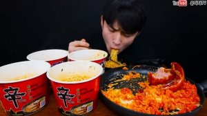 Кореец ест колбасу, кимчи, рамен и ветчину. Мукбанг. 🍔 фастфуд