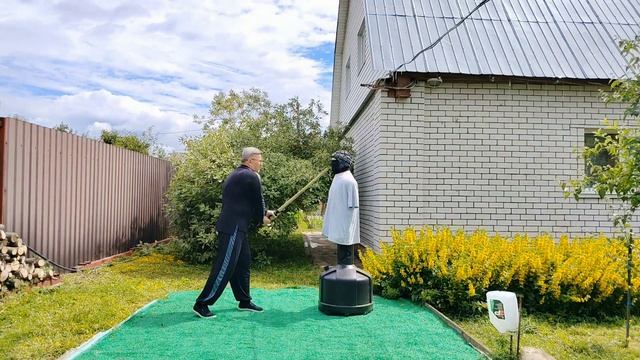 Отработка ударов деревянной катаной на макиваре