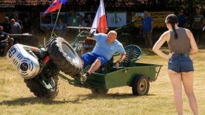 Чемпионат Чехословакии по мотокроссу. Безумный дрифт заканчивается переворотом.