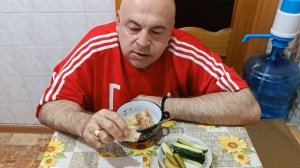 Мукбанг. Соус с рёбрышками, маринованные и малосольные огурцы. ЧМ по футболу, мои мысли.