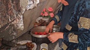 21ч.Каркас крыши нашей горной кухни наконец начинает обретать очертания.