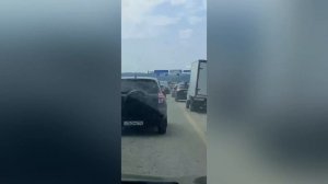 ПРОБКИ НА ЧЁРНОЕ МОРЕ СВОДЯТ ЛЮДЕЙ С УМА. ТРАССА М-4 ЗАБЛОКИРОВАНА