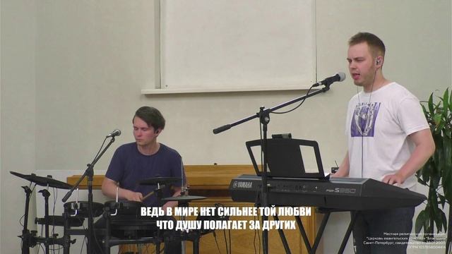 Склоняюсь я у ног Христа