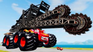 Молния Маккуин против гигантского крана: эпический побег в BeamNG.Drive!