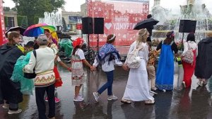 Танцы на удмуртском празднике Гербер около фонтана Каменный цветок 4 июля 2026 года