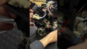 Кофемашина Delonghi Magnifica при включении загорается одна две чашки кофе и восклицательный знак