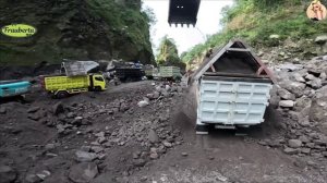 Строительство, экскаватор копает песок