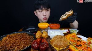 Кореец ест фастфуд🤤 залипательно