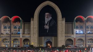 «Иран жив»: шествие на похоронах Али Хаменеи уже собрало сотни тысяч человек