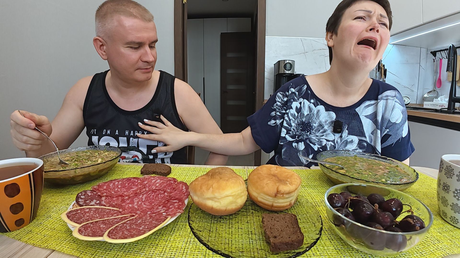 Мукбанг планы РЕЗКО ПОМЕНЯЛИСЬ! СРОЧНО едим и в ПУТЬ! Нужные ПОДАРКИ и их ЦЕННОСТЬ! Семейный обед смотреть онлайн