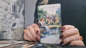Мужчина младше. Что от него ожидать? Расклад Таро