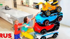 МАШИНКИ СТАЛИ ОГРОМНЫМИ?! Влад и Никита строят БАШНЮ из игрушек! 🚗✨