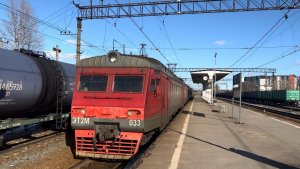 Электропоезда ЭТ2М-056 и 033 на ст.Кушелевка, март 2022 года