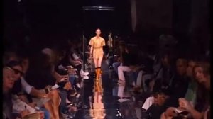 Показ женской коллекции Prada весна-лето 2006