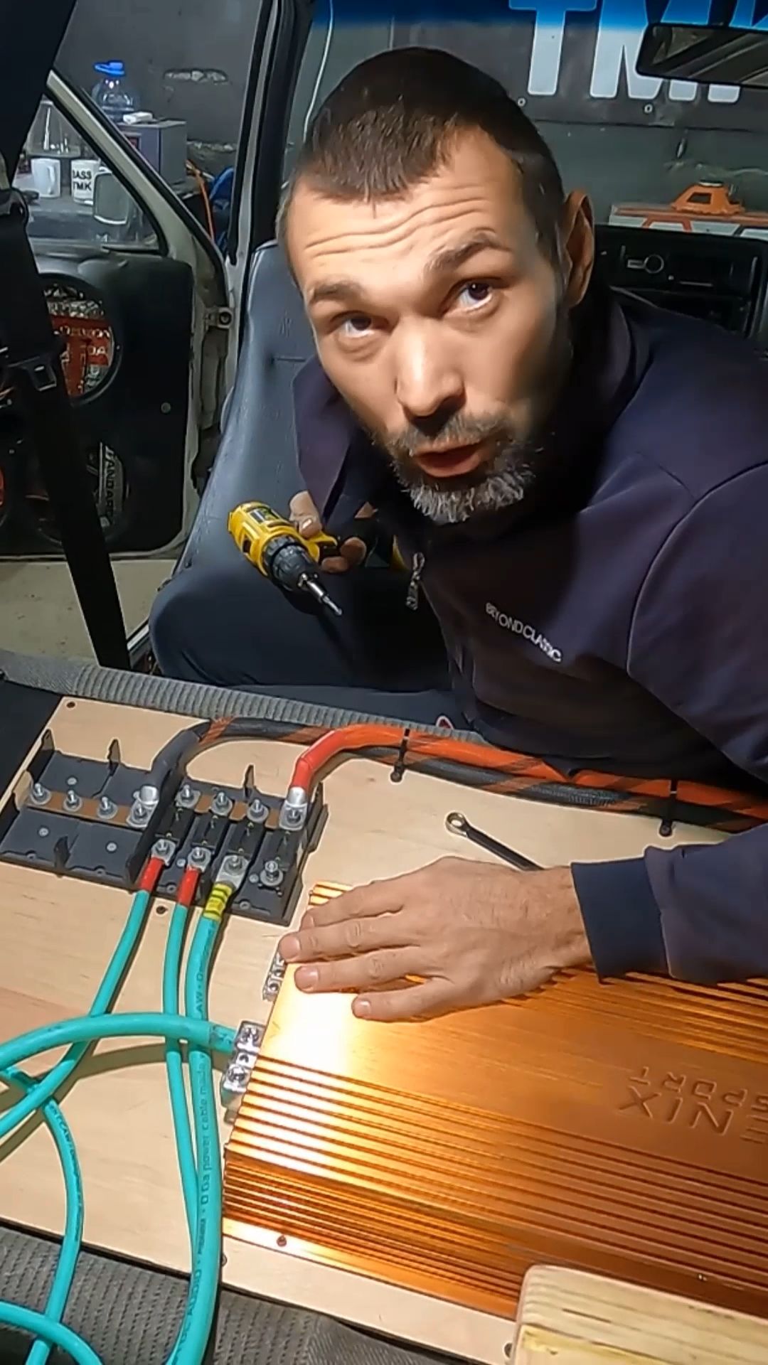 Почему провода зеленые!