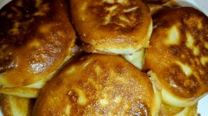 Ну очень вкусно,хоть и не очень полезно🙃Оладушки 🥞 😋